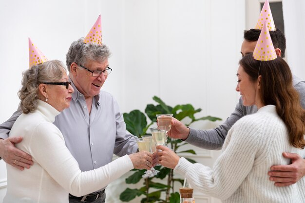 Familie mit mittlerer Aufnahme, die Geburtstag feiert