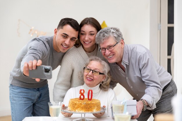 Familie mit mittlerer Aufnahme, die zusammen Selfie macht