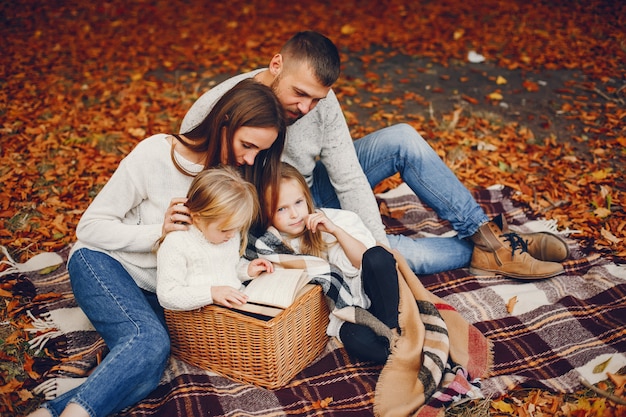 Familie mit netten Kindern in einem Herbstpark