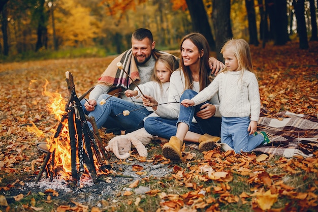 Familie mit netten Kindern in einem Herbstpark