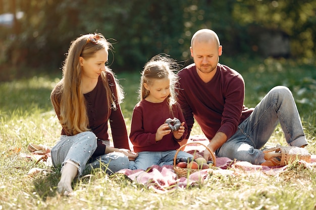 Familie mit netten Kindern in einem Herbstpark