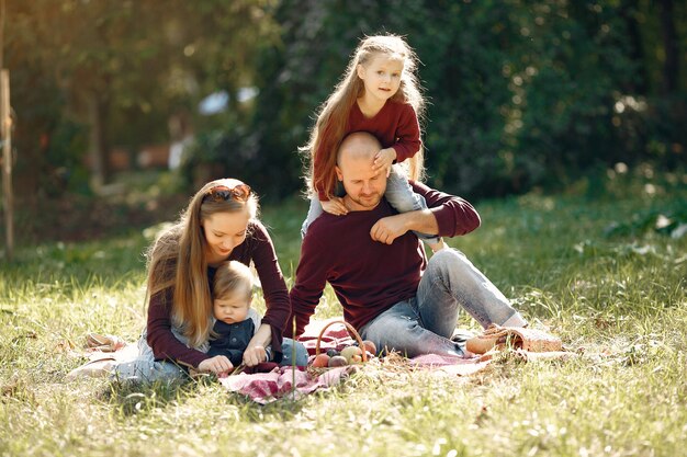 Familie mit netten Kindern in einem Herbstpark