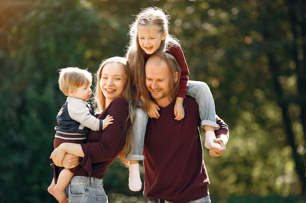 Familie mit netten Kindern in einem Herbstpark