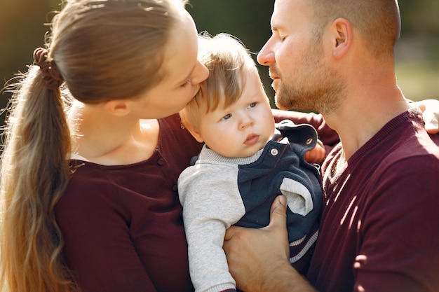 Familie mit netten Kindern in einem Herbstpark