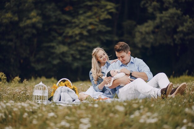 Familie mit Neugeborenen