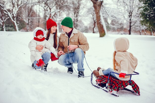 Familie mit süßen Töchtern in einem Winterpark
