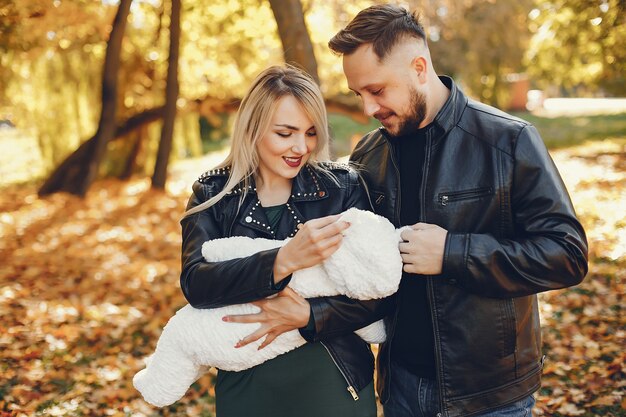 Familie mit Tochter in einem Herbstpark