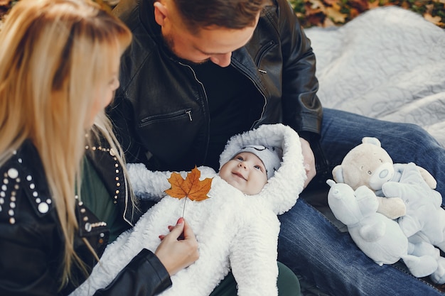 Familie mit tochter in einem herbstpark