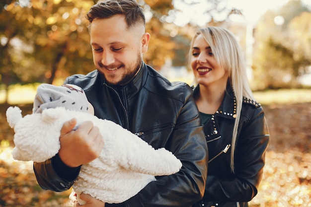 Familie mit Tochter in einem Herbstpark