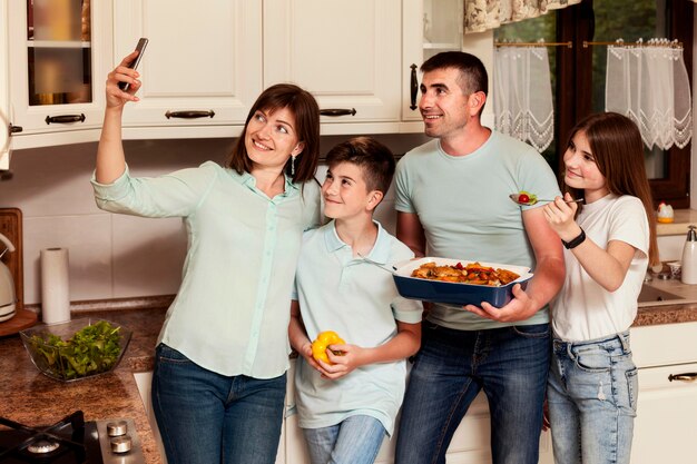 Familie nimmt Selfie zusammen vor dem Abendessen