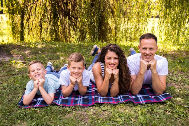 Familie posiert auf picknickdecke