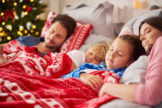 Familie schläft am Weihnachtsmorgen