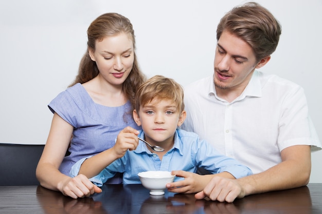 Familie Schnurrbart erwachsene Mahlzeit Elternschaft