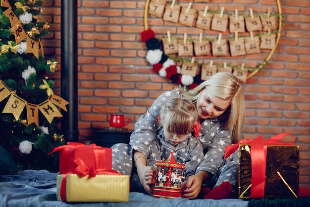 Familie sitzt auf einem Bett