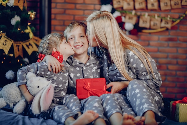 Familie sitzt auf einem Bett