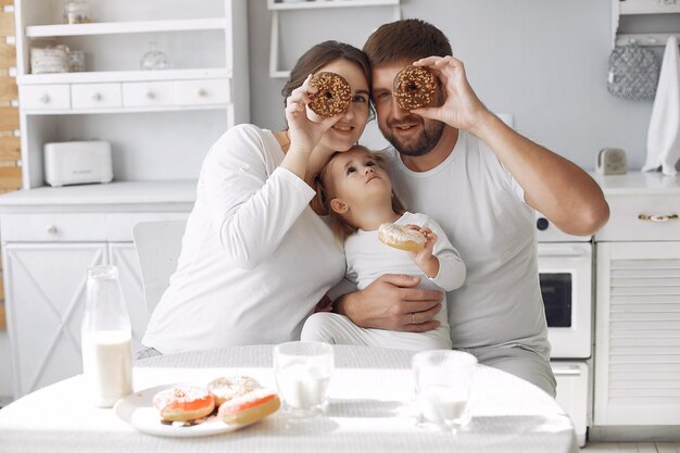 Familie sitzt in einer Küche und frühstückt