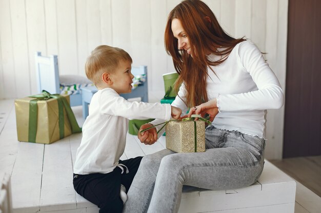 Familie sitzt zu Hause mit Geschenken