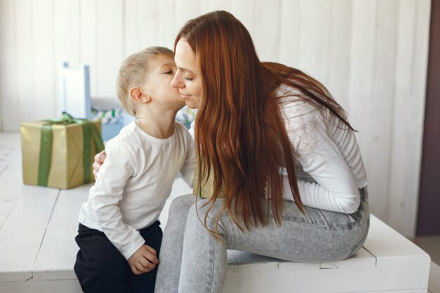 Familie sitzt zu Hause mit Geschenken