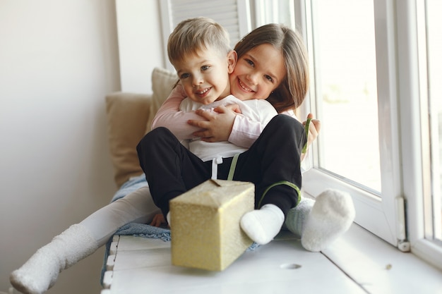 Familie sitzt zu Hause mit Geschenken