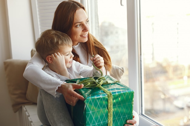 Familie sitzt zu Hause mit Geschenken