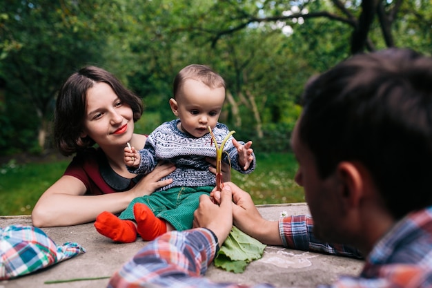 Familie spielt am Tisch draußen