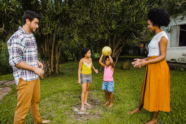 Kostenloses Foto familie spielt ball im garten