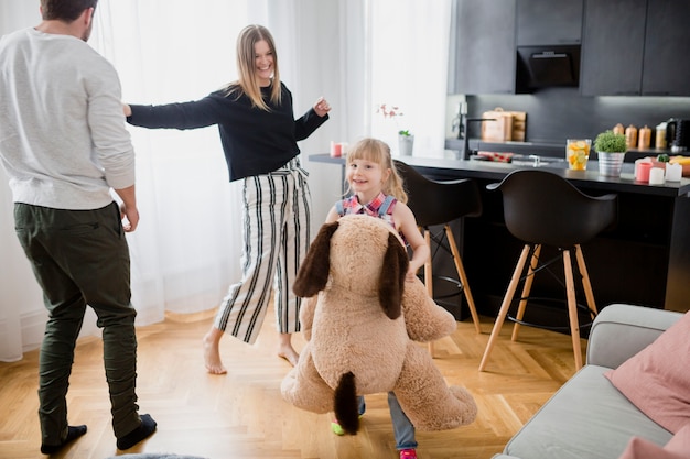 Kostenloses Foto familie spielt mit plüschtier