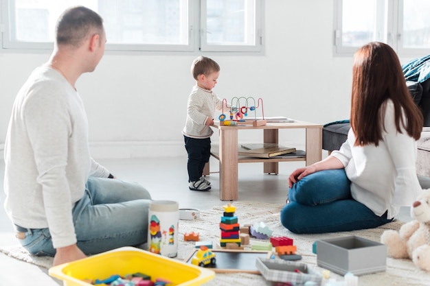 Familie spielt zu Hause zusammen