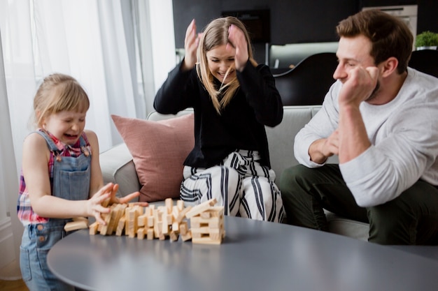 Familie und fallender jenga Turm