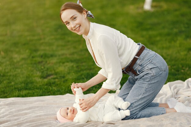 Familie verbringen Zeit in einem Sommergarten