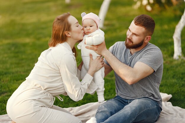 Familie verbringen Zeit in einem Sommergarten