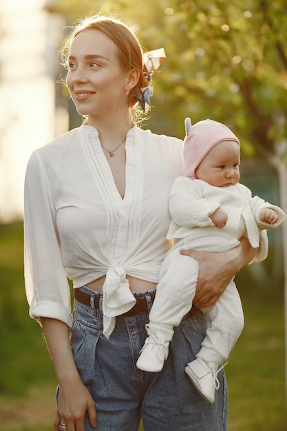 Familie verbringen Zeit in einem Sommergarten