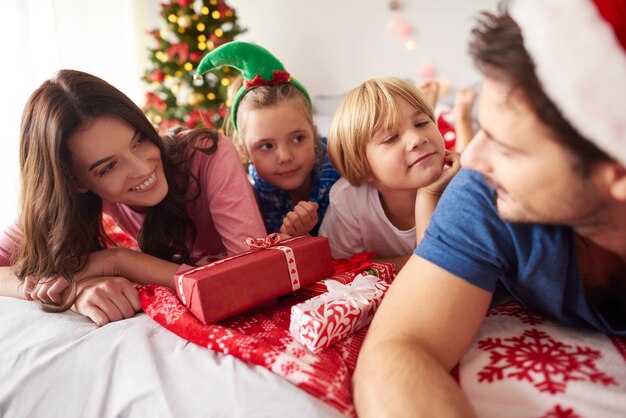 Familie verbringen Zeit zusammen zu Weihnachten