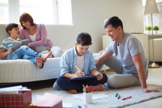 Familie verbringen Zeit zusammen