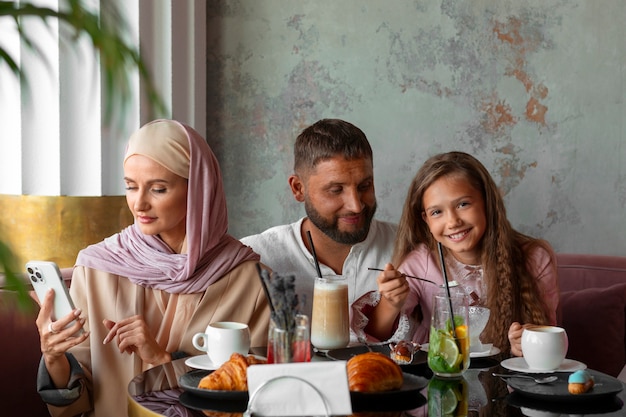 Kostenloses Foto familie verbringt gemeinsam zeit in der stadt