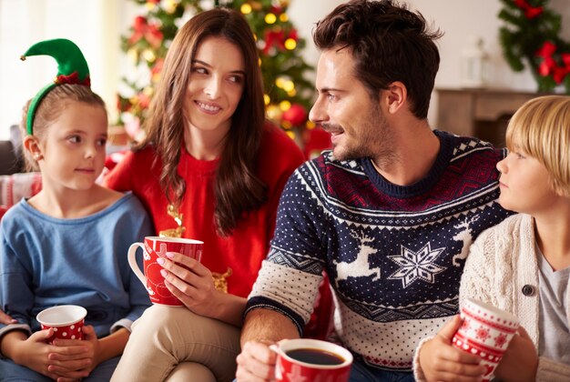 Familie verbringt Weihnachten zusammen in guter Atmosphäre