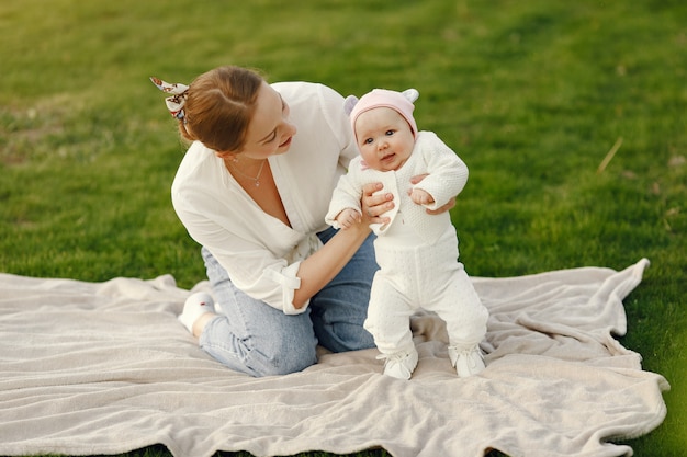Familie verbringt Zeit in einem Sommergarten