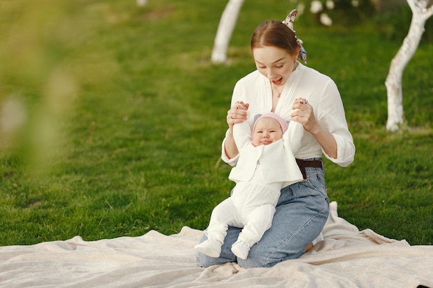 Familie verbringt Zeit in einem Sommergarten