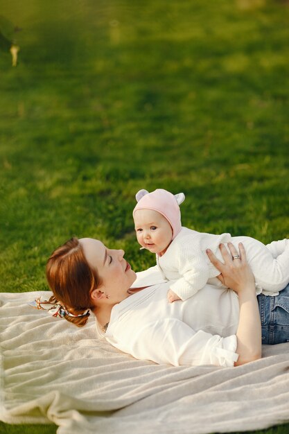 Familie verbringt Zeit in einem Sommergarten