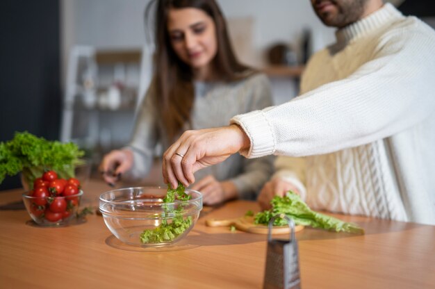 Familie verbringt Zeit miteinander und kocht