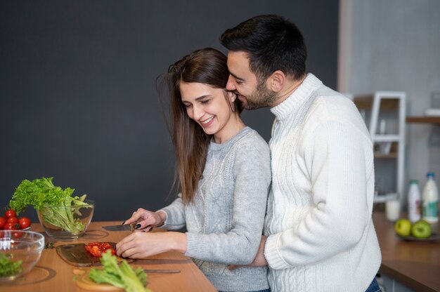 Familie verbringt Zeit miteinander und kocht