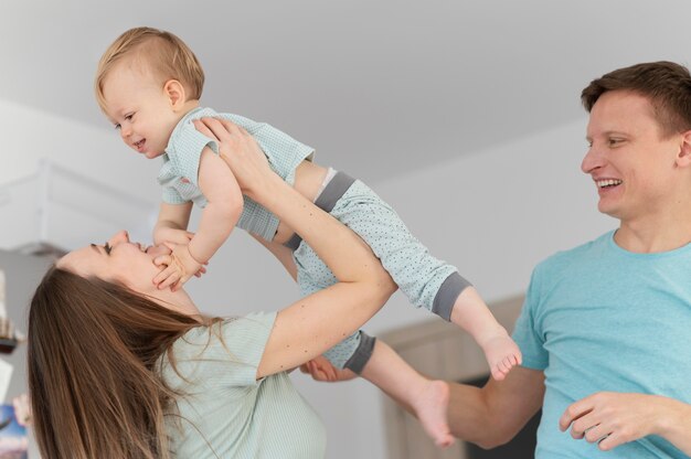 Familie verbringt Zeit miteinander