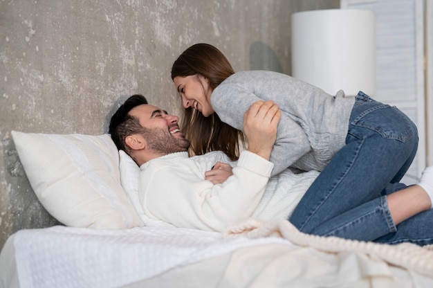 Kostenloses Foto familie verbringt zeit miteinander