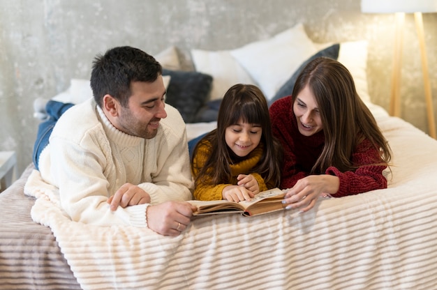 Kostenloses Foto familie verbringt zeit miteinander