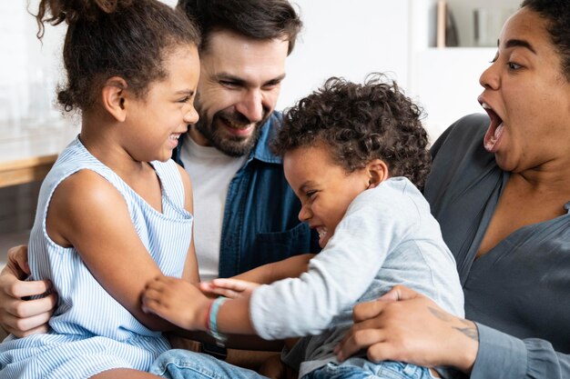 Familie verbringt Zeit zusammen zu Hause