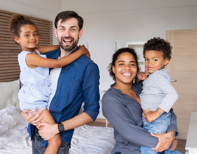 Familie verbringt zeit zusammen zu hause