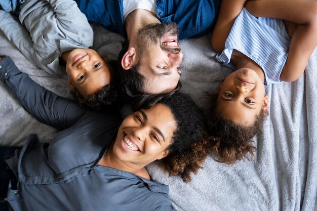 Familie verbringt Zeit zusammen zu Hause