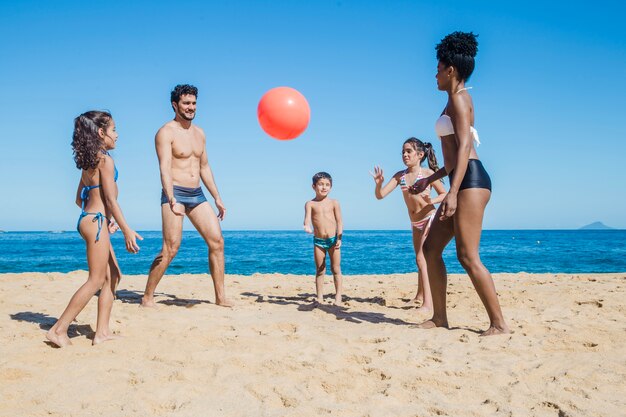 Familie, Volleyball und Strand