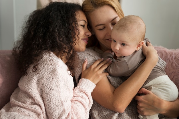 Familie von zwei Müttern mit einem Baby