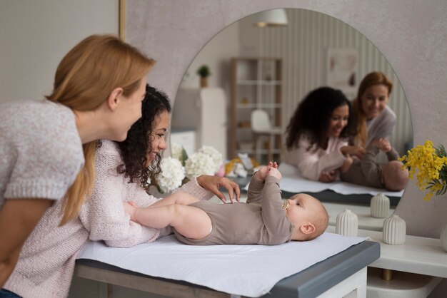 Familie von zwei Müttern mit einem Baby